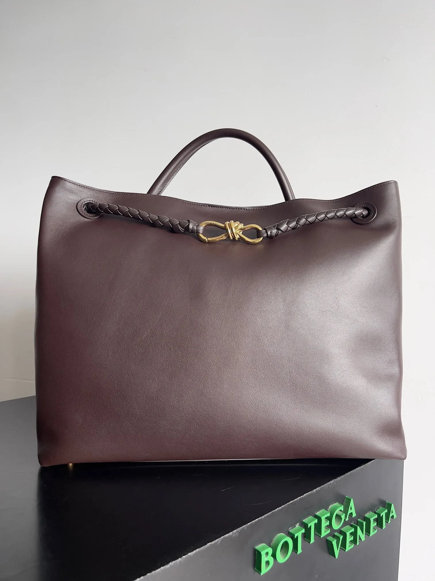 Batch 2960 BV The all-leather Andiamo is new, a very casual splayed buckle bag, which also means that its weight is very light, which greatly reduces our burden when going out for shopping. It can be carried cross-body, hand-held, or carried under the armpit. Taking into account the different backpacking habits of people, the simple design brings us more inspiration. Matched with various keychains and dolls, it will become the finishing touch in the outfit. Medieval style and modern style can also be perfectly blended🫧🫧 Style number: 709683 Size: 42*35*18cm